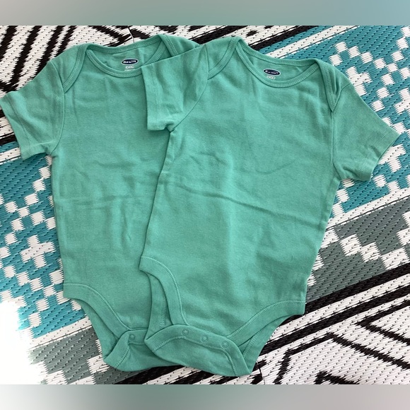 Old Navy NWOT 18-24 Months Baby Onesies - Picture 4 of 6